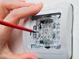 Jak chronić domowy sprzęt elektroniczny przed skutkami przepięć?
